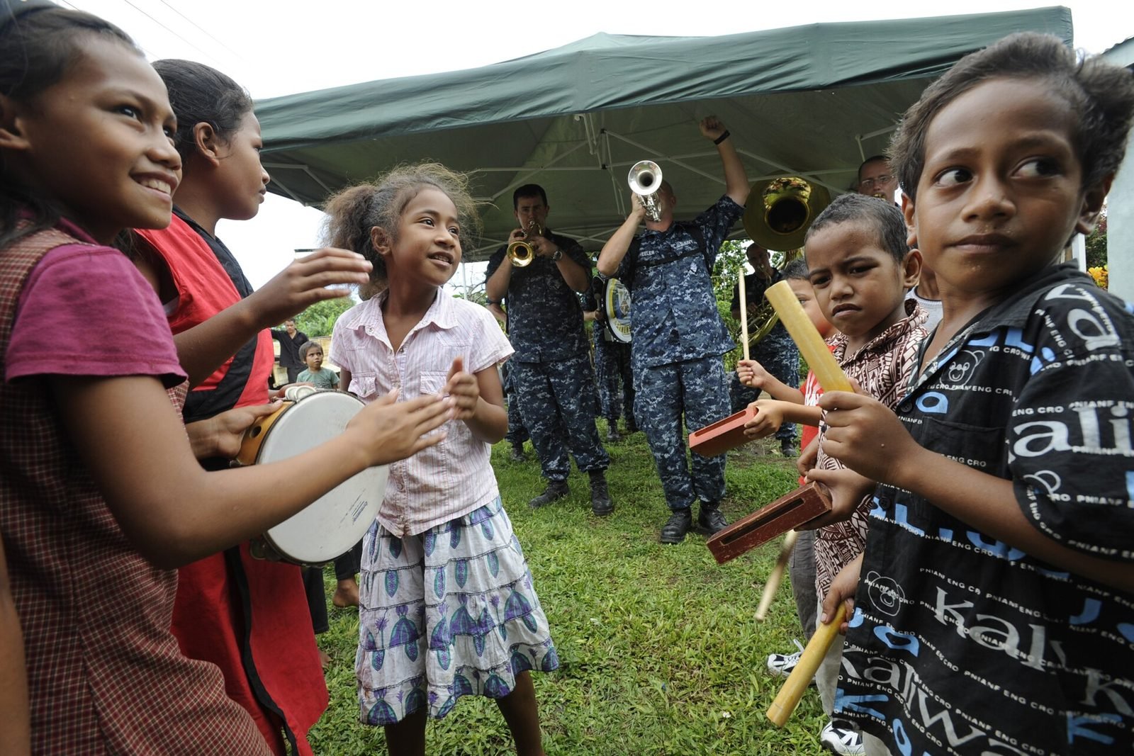 Enfants au jardin musical à Navenne