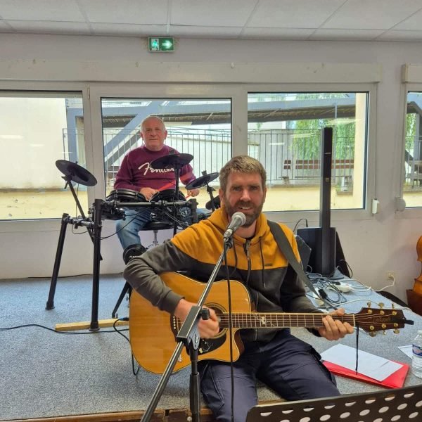 emmanuel à la guitare